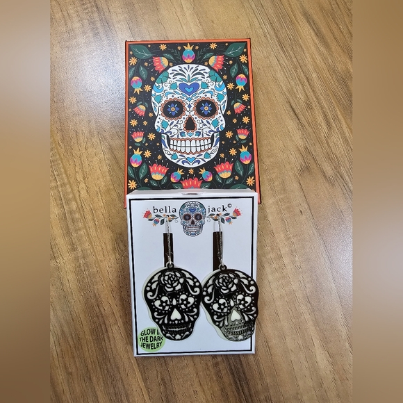 Bella Jack glow in the dark skull earrings - Picture 1 of 9